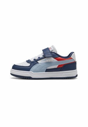 Chaussure de sport blanche, bleu marine, bleu clair et rouge avec bride en Velcro, lacets et semelle texturée, présentée de profil sur fond blanc.