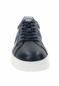 Zapatilla de cuero azul marino con suela de goma blanca, punta redonda, cordones planos y detalles de acento en los laterales. Textura suave y diseño minimalista.