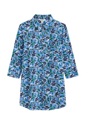 Siniste nööpidega pluus, millel on lillemuster tumeliste siniste lillede ja roheliste lehtedega, pikkade varrukatega ja klassikalise kraega.