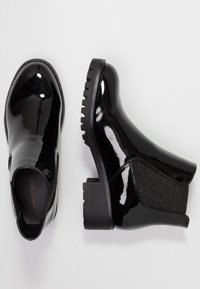 Černé kotníkové boty s lesklým lakovaným povrchem, elastickými bočními panely s texturovaným detailem a robustním blokovým podpatkem.