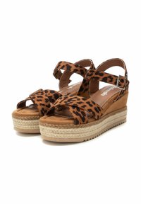 Sandali wedge con stampa leopardo marrone, dotati di cinturini larghi, dettagli in corda stile espadrilla sulla suola e fibbia regolabile per una vestibilità comoda.