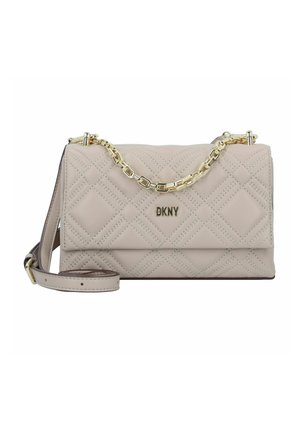 Gesteppte, hellbeige Umhängetasche mit goldener Kette und Schulterriemen. Mit DKNY-Logo, rechteckiger Form und dezenten Steppnähten.
