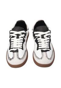 Białe i czarne skórzane sneakersy z widocznym przeszyciem, kontrastowym sznurowaniem, płaską gumową podeszwą oraz unikalnym wzornictwem przypominającym szkic buta w stylu kreskówkowym.