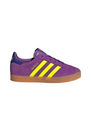 Baskets Adidas Gazelle en daim violet avec des bandes jaunes et une semelle en gomme marron, vues de profil sur fond blanc.