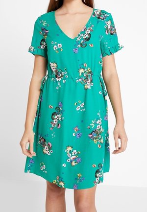 Robe bleu sarcelle longueur genou avec col en V, manches courtes à volants et motifs floraux et papillons multicolores.