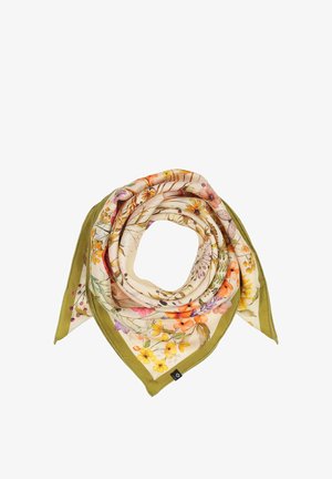 Kvadratisk silketørklæde med grøn kant og farverige blomstermønstre og bladmotiver, foldet i en spiralform på hvid baggrund.