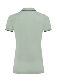 Polo shirt in lichtgroen met een zachte textuur, voorzien van een klassieke kraag en contrasterende marineblauwe afwerking op de mouwen en de kraag.