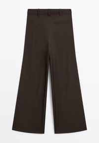 Pantalons à jambe large en tissu marron foncé, avec une taille plate, des passants de ceinture et une poche arrière unique avec une texture subtile.