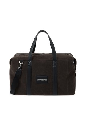 Borsa a sacco rettangolare marrone scuro con manici in pelle nera, tracolla staccabile e una toppa frontale con la scritta "Karl Lagerfeld Paris".