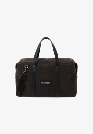 Bolsa de lona rectangular marrón oscuro con asas de cuero negro, correa de hombro desmontable y un parche frontal que dice "Karl Lagerfeld Paris".