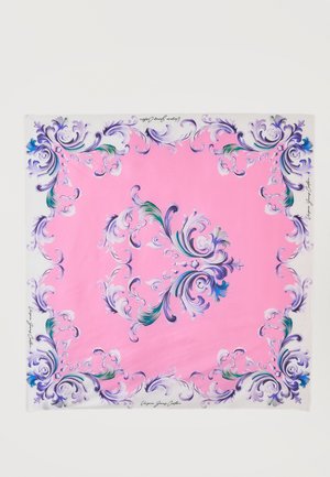 Roze vierkante sjaal met sierlijke barokke bloemenpatronen in paars, groen en blauw, en witte randen.