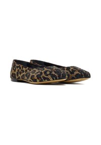 Een paar platte schoenen met een leopardenprint, bedekt met zwarte, gouden en bruine rhinestones, naast elkaar op een witte achtergrond.