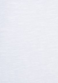 Tejido blanco con una apariencia suave y texturizada que presenta patrones lineales sutiles. El material parece ligero y suave.