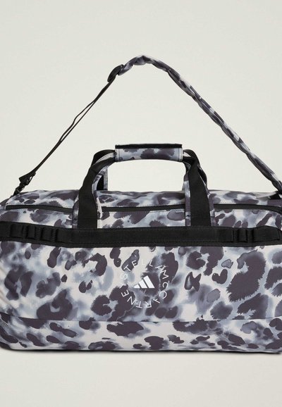 Τσάντα duffle με γκρι και μαύρο ζωικό μοτίβο, διαθέτει διπλές λαβές και αποσπώμενο ιμάντα ώμου για ευέλικτο κράτημα.