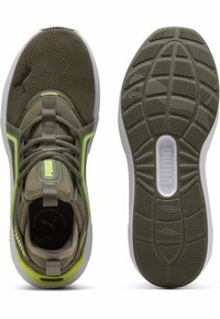 Olivově zelené sportovní boty s textilním svrškem, nastavitelnými tkaničkami a bílou podrážkou s texturovanými protiskluzovými vzory a neonově zelenými akcenty.