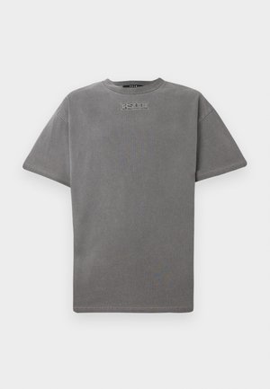 Grå bomulds T-shirt med korte ærmer, rund halsudskæring og præget mærkelogo på forsiden. Glat tekstur og afslappet pasform.