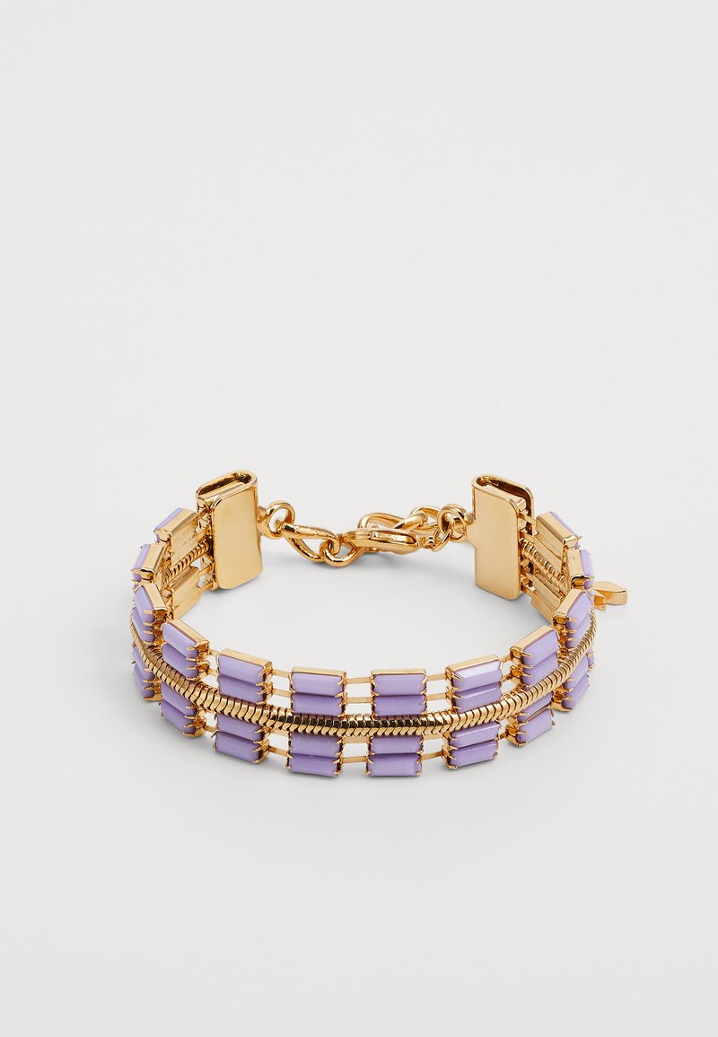 Kuldse tooniga käevõru, mis koosneb mitmest segmendist, sisaldades ristkülikukujulisi lavendli värvi helmeid ja ketilinke, kindel lukustus.