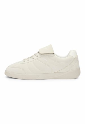 Baskets blanches avec une tige en cuir lisse, un design à lacets, un col rembourré, un logo discret et une semelle en caoutchouc texturée.