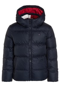 Marine pufferjakke med hætte, der har en kontrasterende rød indvendig foring, lynlås lukning og quiltet design. Inkluderer to sidelommer.