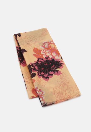 Lys beige foldet stof med stort mørklilla og pink blomsterprint og bløde frynsekant på hvid baggrund.