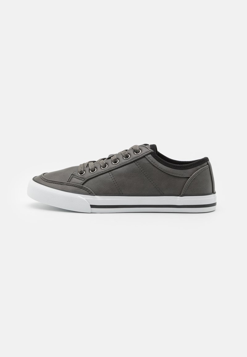 Baskets en cuir gris avec un bout arrondi, semelle en caoutchouc blanche et accents noirs. Présente des œillets en métal et des lacets avec une finition texturée.