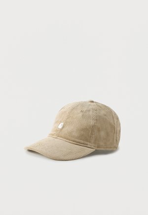 Beige corduroy baseballpet met een gebogen klep en een klein wit logo op het voorpaneel, afgebeeld tegen een effen achtergrond.