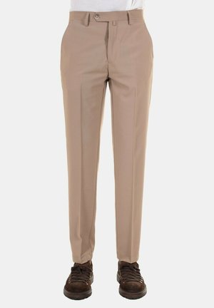 Pantaloni beige con una vestibilità dritta, dotati di chiusura con bottone, due tasche frontali e una texture del tessuto liscia. Abbinati a scarpe marroni scure.