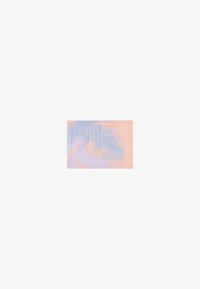 NARS-Produkt mit einem sanften Pastell-Design, das Lavendel- und Pfirsichtöne umfasst, geprägtem Logo und glatter Textur.