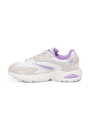 Sneakers con una composizione di materiali misti, caratterizzati da una tomaia bianca e beige chiaro, dettagli viola e un design a suola spessa.