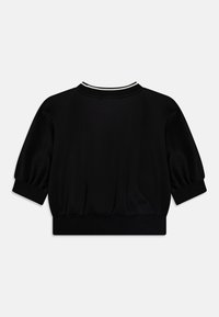 Sudadera negra recortada con cuello redondo, mangas abullonadas, puños elásticos y una franja blanca contrastante en el cuello.