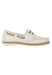 Chaussure bateau en cuir blanc cassé à enfiler avec des lacets en cuir marron clair passés à travers des œillets métalliques et une semelle marron clair.
