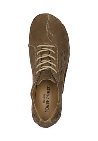 Ruskean nahkakengät, joissa on sileä pinta, pyöreä kärki, valkoiset ompeleet ja beige nauhat. Sivussa on reikäkuviointia.