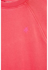 Rožinė džemperis su tekstūruotu audiniu, raukšlėtu apykaklės kraštu ir mažuoju tamsiai rožiniu siuvinėjimu gėlės logotipo priekyje.