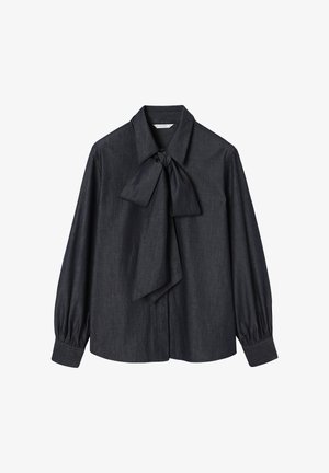 Bluză din denim închis la culoare, cu un fund mare la guler, mâneci lungi și manșete adunate. Textură netedă, cu o croială ușor structurată.