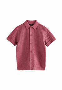 Chemise à manches courtes, texturée, de couleur rose foncé avec un col boutonné, présentant un motif à carreaux et cinq boutons sur le devant.