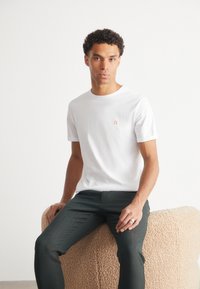 Les Deux - NØRREGAARD - Basic T-shirt - white Thumbnail Image 1