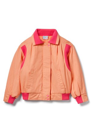 Chaqueta bomber de color naranja claro con cuello, puños, cintura y detalles en los hombros de punto acanalado rosa brillante, bolsillos delanteros y botones a presión.