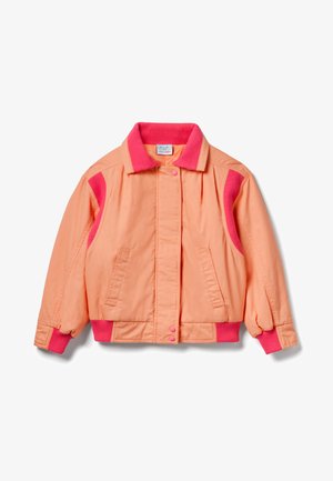 Světle oranžová bomberová bunda se zářivě růžovým žebrovaným límcem, manžetami, pasem a akcenty na ramenou, předními kapsami a patentními knoflíky.