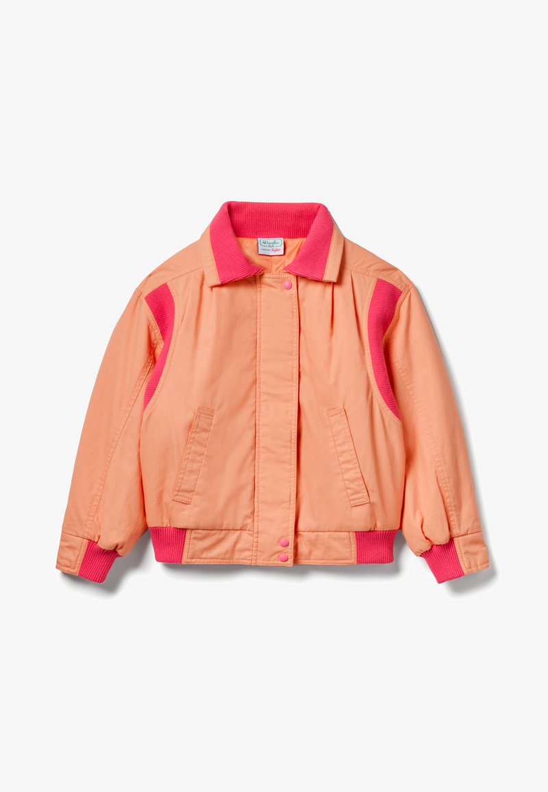 Jasnopomarańczowa kurtka typu bomber z jasnoróżowym prążkowanym kołnierzem, mankietami, pasem i wstawkami na ramionach, kieszeniami z przodu oraz zatrzaskami.