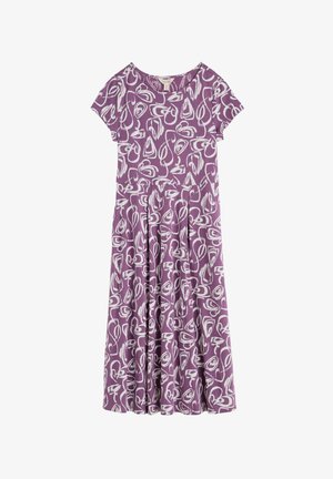 Lila ruha fehér absztrakt mintákkal, rövid ujjú, kerek nyakkivágású és egy laza szoknyája van. Puha, texturált anyagból készült.
