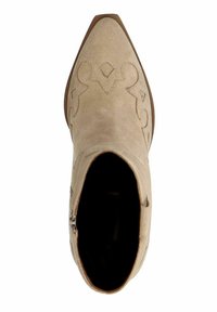 Stivale alla caviglia in suede tan con punta affusolata, design ricamato intricato, chiusura con cerniera laterale e suola marrone liscia.