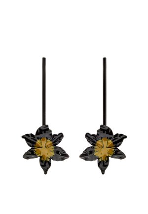 Para czarnych kolczyków w kształcie kwiatu z żółtymi środkami zawieszonych na cienkich czarnych łodygach na białym tle.