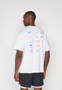 Under Armour Potiskana majica - white/racer red