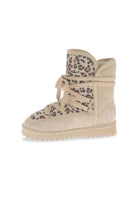 Botín beige hasta el tobillo con material de ante, tela de estampado de leopardo en la parte frontal y una suela de goma texturizada. Presenta un diseño de cordones con cinta.