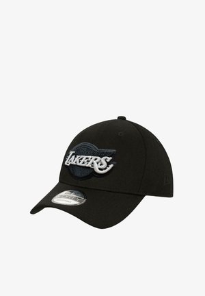 Schwarze Mütze mit gebogenem Schirm, vorne mit einem weißen und grauen "LAKERS"-Logo bestickt. Hergestellt aus weichem Stoff, verstellbare Größe.
