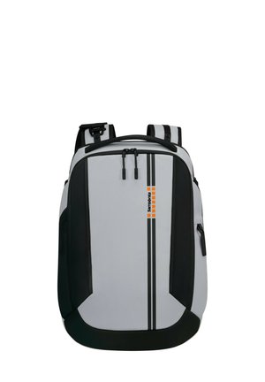 Grauer und schwarzer Rucksack mit zwei Schultergurten, ausgestattet mit einem mit Reißverschluss versehenen Hauptfach, orangefarbenem Logo und vertikalen schwarzen Streifen auf der Vorderseite.