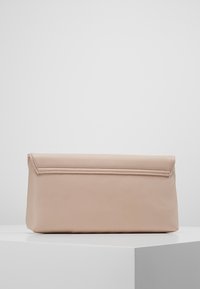 Béžová kožená psaníčko s pevně tvarovaným obdélníkovým tvarem, čistými liniemi a klopovým zapínáním. Hladká textura a minimální detaily švů.