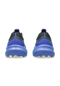 Zapatillas deportivas negras y azules con una parte superior texturizada, refuerzo en el talón y una suela azul con un patrón de relieve para mayor agarre.