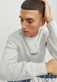 Jack & Jones JORVESTERBRO CREW NECK - Pusa - white melange