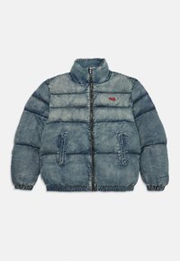 Gepolsterte Jeansjacke in Hellblau mit Reißverschluss, hohem Kragen, Seitentaschen und elastischen Bündchen. Mit horizontalen Nahtakzenten.